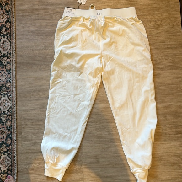 Calai mid rise jogger NWT size medium - Picture 4 of 5